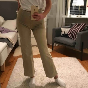  - Beigea manchesterbyxor. Storlek 36/S men är ganska stretchiga så jag skulle säga dem passar båda xs elr m. Frakt tillkommer!