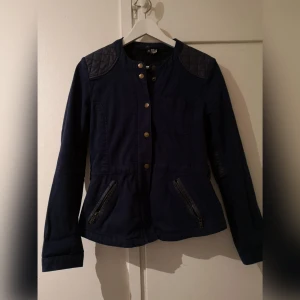  - Mörkblå jacka med fina detaljer från H&M divided. Köparen står för frakt. 