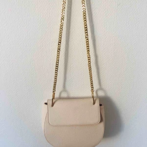  - Beige fin väska med guldkedja.  Knappt använd.  