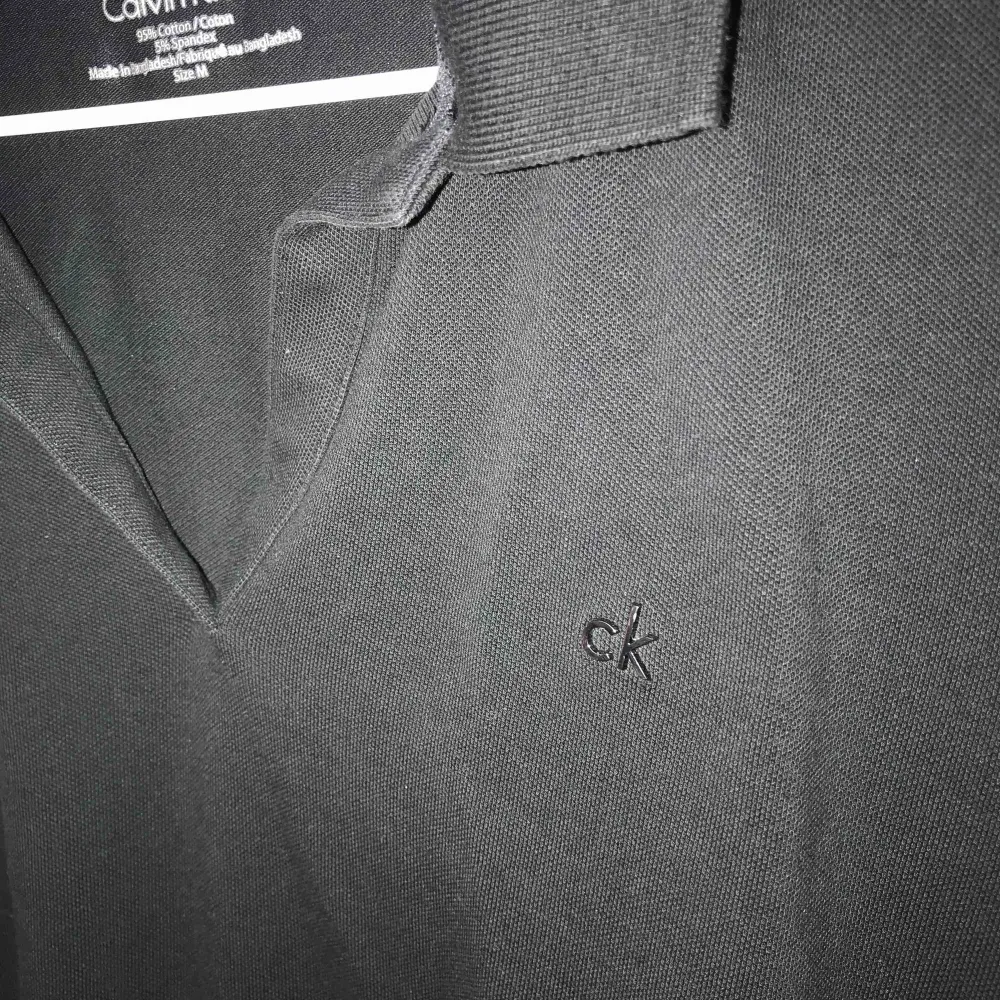 Svart piké från Calvin Klein, Storlek M, Knappt använd, nypris 500kr, köparen står för frakt. T-shirts.