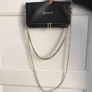  - En Zadig Voltaire väska. Aldrig använd så i nyskick. Rymlig och jättefin går att bära på flera olika sätt.