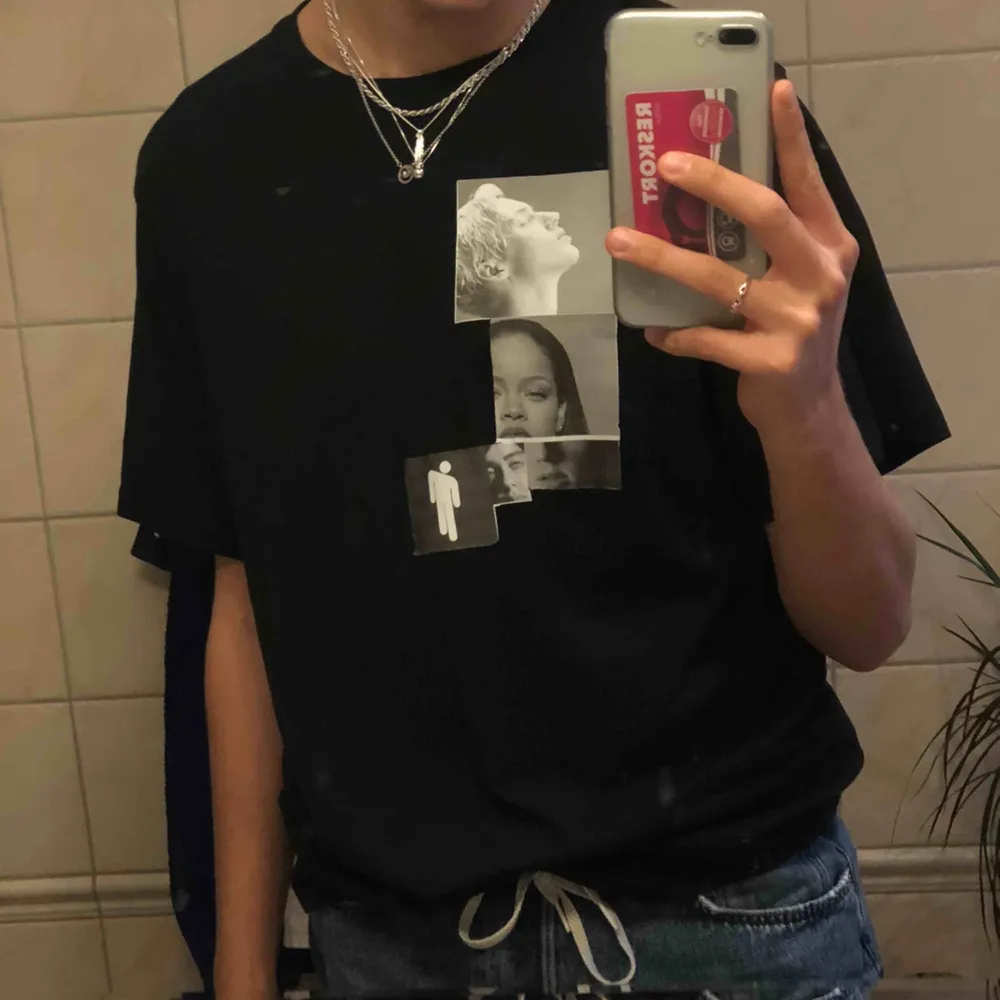 Riktigt snygg svart t-shirt med tryck på Billie Eilish, hennes logga, Rihanna och Troy Sivan! Den är storlek XL, men sitter som L. Skönt material! Köpare står för frakt! 😊❤️. T-shirts.