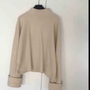  - Beige stickad halvpolo från Zara. Bra sick, endast använd 1 gång
