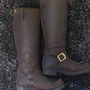  - SUPER snygga bruna höst/vinter stor från urban project! Säljer pga att de har blivit försmå :// orginalpris: 2200kr 😍😍