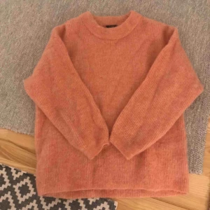  - En Ulltröja som passar alla storlekar, jag har själv storlek 36 och den sitter löst på mig, så skulle säga att det är en medium! Väldigt varm pga ull, och passar bäst när det är kallt ute. 