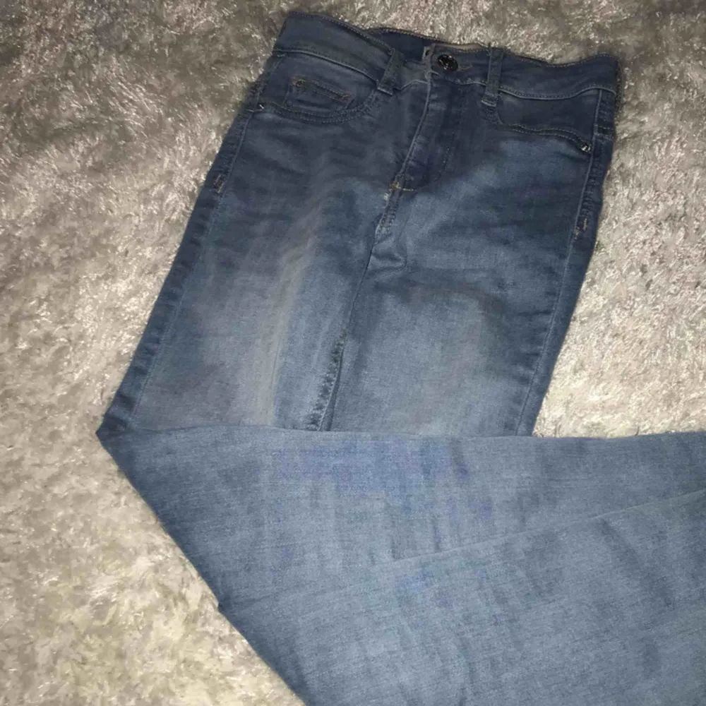 Säljer ett par supersnygga blåa och tajta jeans från Ginatricot👖väldigt stretchiga och använda vid 2 tillfällen. Säljer pågrund av att jag inte trivs i tajta jeans. Nypris: 299 kr! Säljer för 190 kr+frakt👌🏻buda på. Jeans & Byxor.