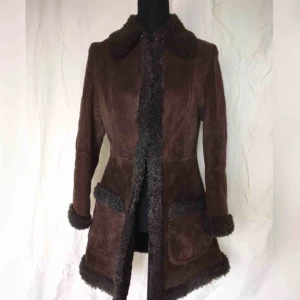  - Brun kappa i vad jag tror är äkta skinn, det finns ingen lapp. Köpt på Myrorna för nåt år sedan. Går att stänga med två metallgrejer (ska finnas tre men det fattas en). Är i ett slitet skick men fortfarande fin! 