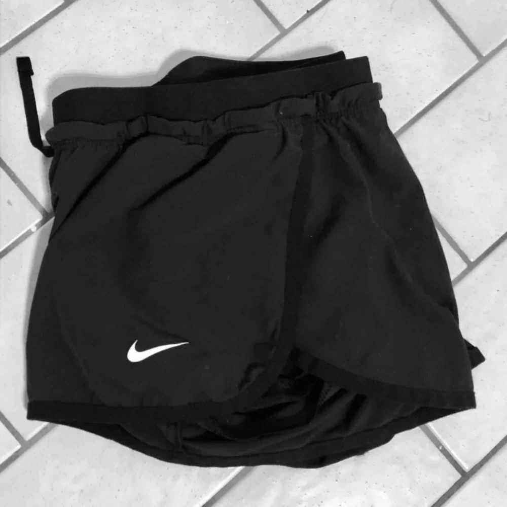Löparshorts från Nike med innerbyxa, använda 1 gång pga för små. Storlek 34.  Frakt 20:-. Jeans & Byxor.