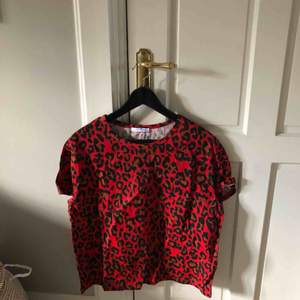 Röd leopardmönstrad oanvänd t-shirt från Zara. Köpte den för 299kr. Säljer för att den tyvärr inte kommer till användning.