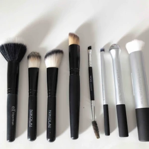  - Sminkborstar🌸 Vissa är använda, och vissa är inte använda alls (tvättas självklart innan dom skickas)  Skicka vilka ni vill köpa så skickar jag pris där! Foundationborsten är såld, ögonbrynsborsten, contourborsten o elf borsten. 