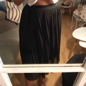  - Svart plisserad halvlång kjol. Säljer en likadan fast rosa också. Frakt tillkommer. 