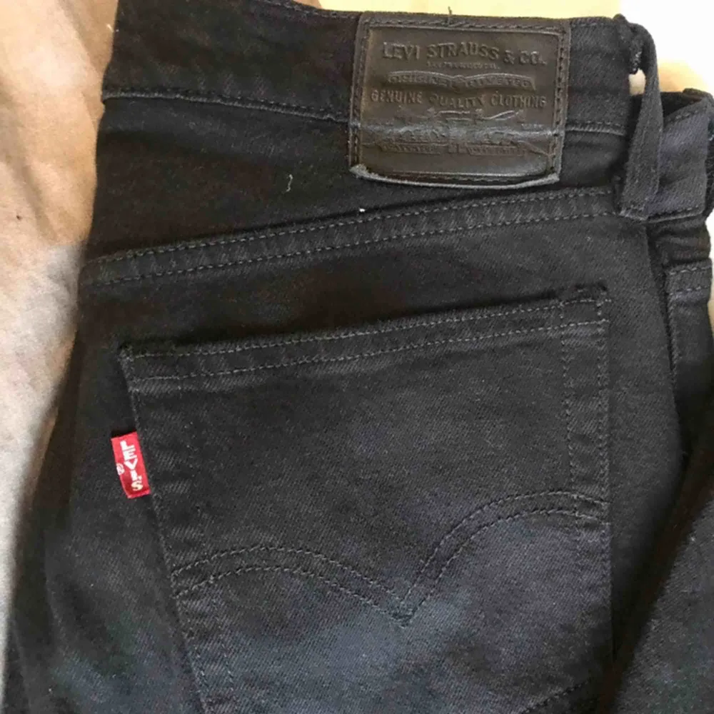 Använda levisjeans med en straight cut. Säljes pga för små och för korta (jag är 174cm). Köparen står för frakten🐜🐜🐜. Jeans & Byxor.