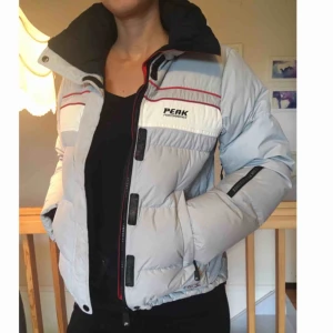  - Sportig Peak Performance jacka i bra skick! Ljusgrå. Möts upp i Stockholm!