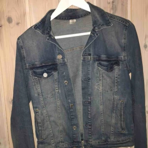  - jeansjacka, tyvär har jlc skrivit inuti i den men inget man tänker på eller som syns när man har den på sig