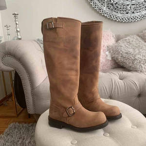  - Snygga Primeboots i en fin tan färg. Storlek 39 men passar mig som har 38a med ett par tjocka strumpor. Fint skick, sällan använda (se sulan) Rejäla stövlar som håller länge. Nypris 3700kr. Tunga så frakten kostar en del.