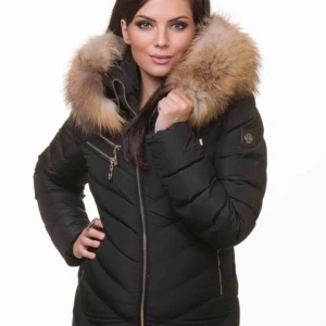  - Hollies jacka i modellen Chatel, Nypris 3990 från jackan.com, storlek 42 säljer den för 2000. Den ser ut som på bilden men skriv för bilder från mig!:)