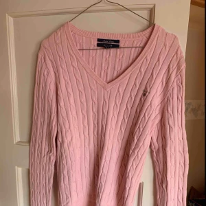  - Ljusrosa kabel stickad Gant tröja i storlek M. Knappt använd. Köparen betalar frakt! 😊