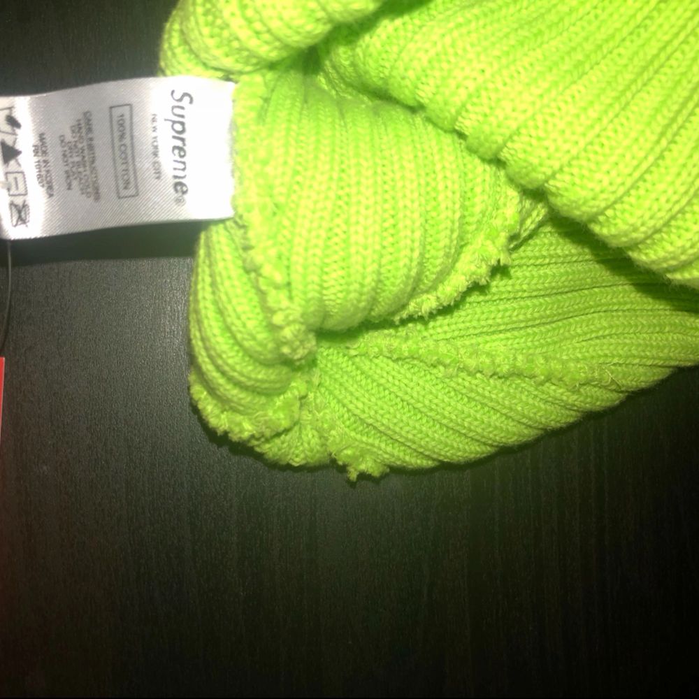 supreme mössa (lime) köpt i new york. ett måste nu till... när som helst! för mössa kan man ha när som🕺🏼🎉. Övrigt.