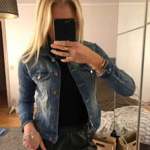  - Blå Jeansjacka i bra skick, säljer då jag knappt använt den, kan mötas i Uppsala eller så får man stå för frakten själv ☺️