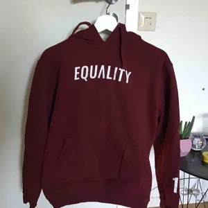 - Vin röd hoodie från madlady. Använd fåtal ggr och då har det bara vart hemma.  Fortfarande bra kvalitet. Storlek S men passar också jättebra en me storlek XS