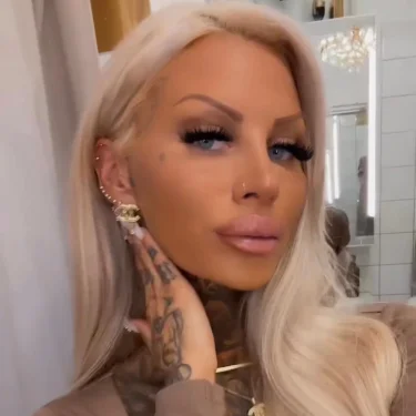 𝐑𝐞𝐠𝐢𝐧𝐚 𝐁𝐨𝐫𝐧𝐬𝐚̈𝐭𝐞𝐫