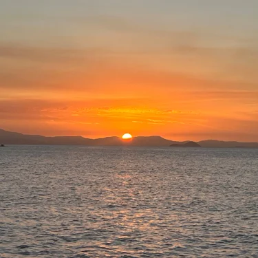 Nudie jeans och golden goose säljer jag