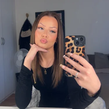 𝐍𝐨𝐯𝐚 𝐋𝐮𝐜𝐢𝐚 𝐄𝐧𝐠𝐬𝐭𝐫𝐨̈𝐦 𝐎𝐥𝐬𝐬𝐨𝐧