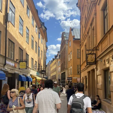 SÄLJER GAMLA KLÄDER