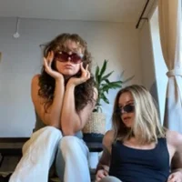 Johanna och Matilda säljer