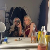 Läs bio💗